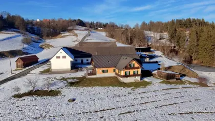 Großzügiges Bauernhaus mit Wirtschaftsgebäuden in Alleinlage
