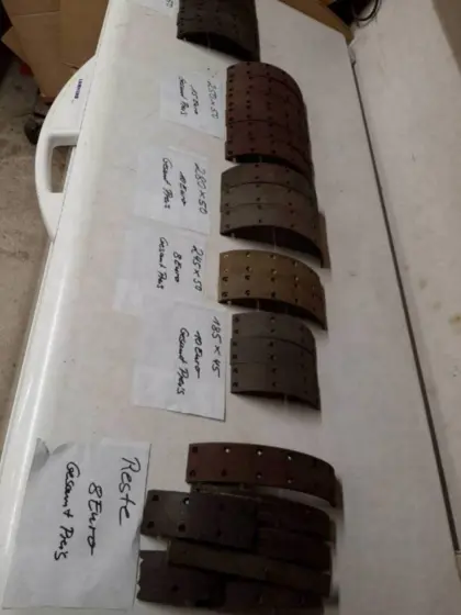 Verschiedene Bremsbeläge