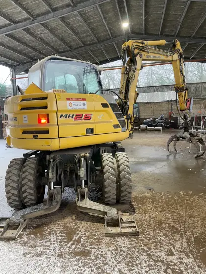 New Holland MH 2.6 Bagger mit Holzzange