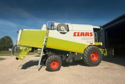 Mähdrescher Claas Lexion 440 mit C540 Klappschneidwerk