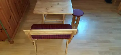 Kindersitzgruppe, Tisch, 2 Bänke, Hocker
