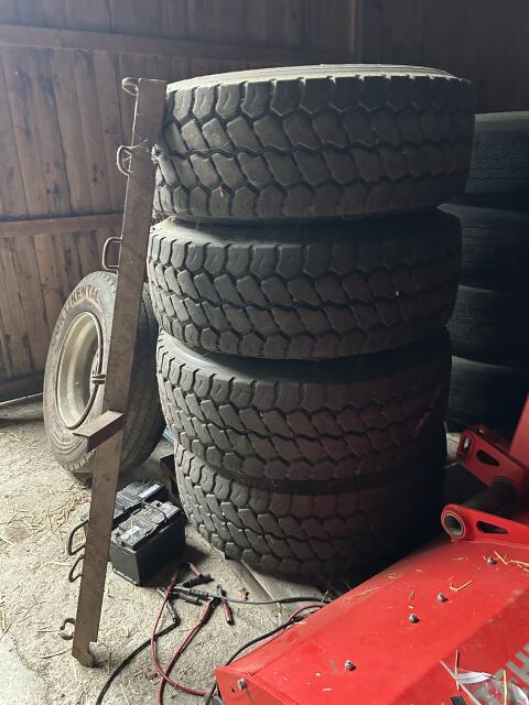 Reifen 425/65 R22,5