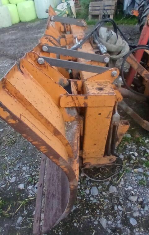 Schneepflug, Maisschild Kahlbacher DS 240