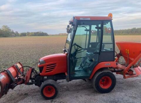 Kubota BX 2350 Winterdienst mit Schneepflug und Salzstreuer