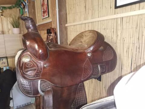 Westernsattel für Pferde mit hohem Widerrist