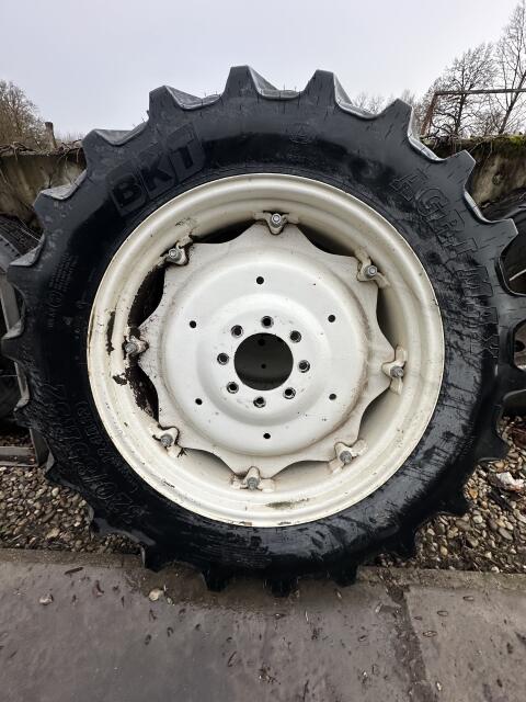 320/85 R32 BKT Reifen inkl. Felge 2 Stk. neuwertig