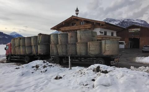 Jedes Heu für dein Vieh, gut und preiswert mit Zustellung.