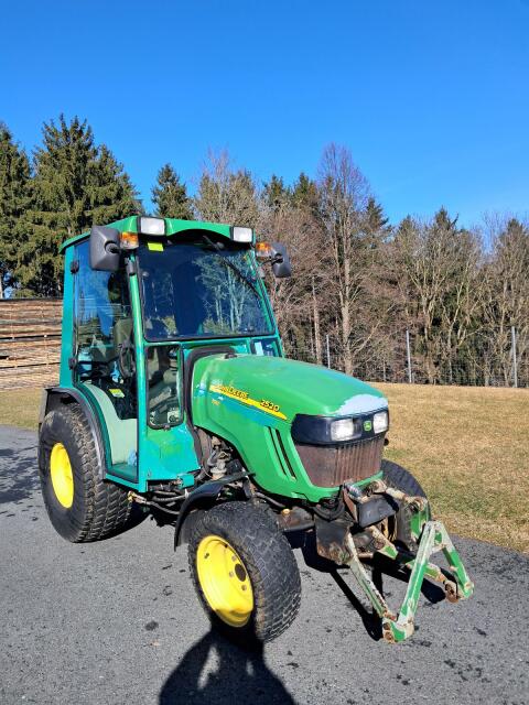 John Deere 2520 mit Anbaugeräte, nur 372 Bstd.