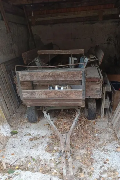 Anhänger mit Sitzgelegenheit für ca. 15 Personen