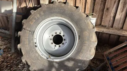 Reifen mit Felge, 460/70R24 Mähdrescherreifen, Case