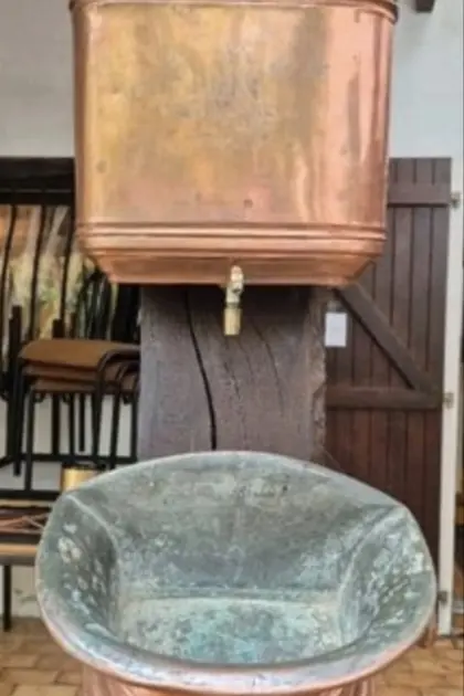 Antikes Kupfer-Handwaschbecken, Wandbrunnen