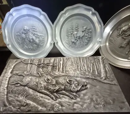 Zinn Teller und Rennende Wildschweine