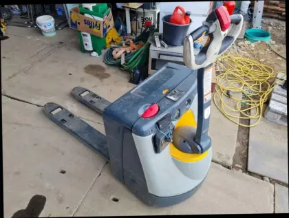 Crown WP3015 Ameise Hubwagen el.