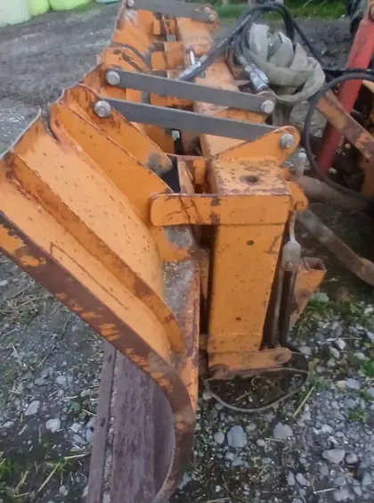 Schneepflug, Maisschild Kahlbacher DS 240