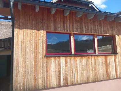 Lärchenfassaden und Lä Schnittholz