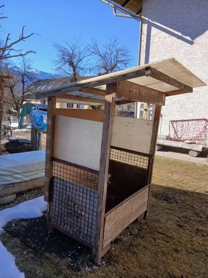 Heu/Futterraufe mit Wetterschutz und Futtersparnetz