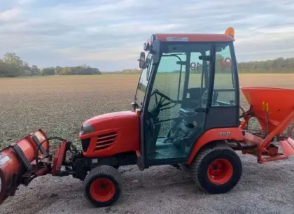 Kubota BX 2350 Winterdienst mit Schneepflug und Salzstreuer