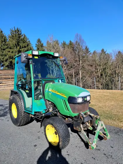 John Deere 2520 mit Anbaugeräte, nur 372 Bstd.