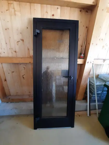 Schmale Nebeneingangstür ohne Schloss