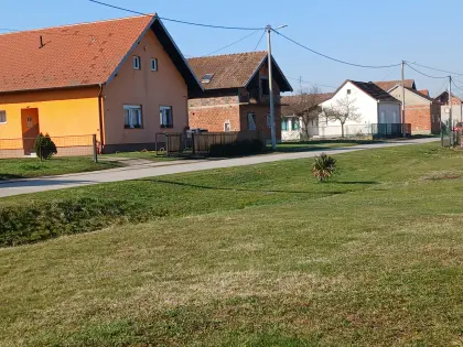 Haus mit Baugrundstück in Gunja, Kroatien