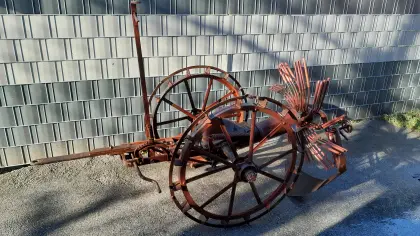 Kartoffelroder Hofherr HKR, Dreschmaschine, Windmühle