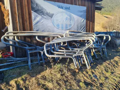 Liegeboxentrennbügel