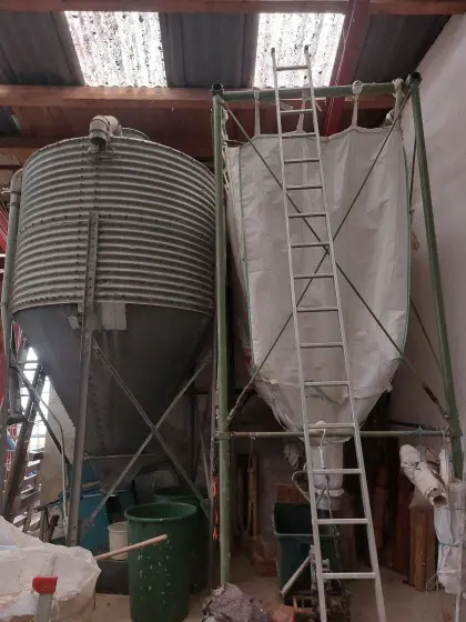 Getreidesilo und Getreidesack mit massivem Eisengestell