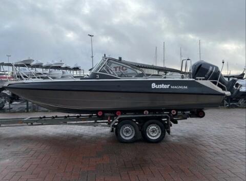 Buster Magnum Boot mit Trailer