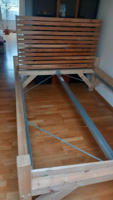 Massivholzbett mit Lattenrost und neuer Matratze