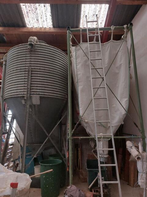 Getreidesilo und Getreidesack mit massivem Eisengestell