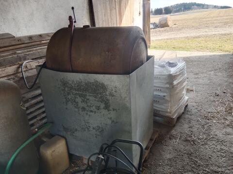 Dieseltank mit Auffangwanne