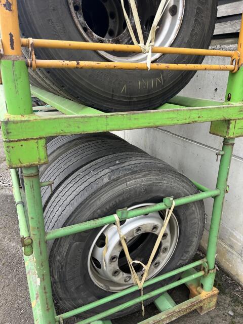 LKW-Reifen 295/80R22.5 mit Felge