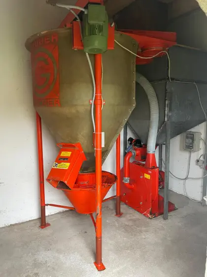 Gruber Mahl- und Mischanlage mit Vorratsbehälter