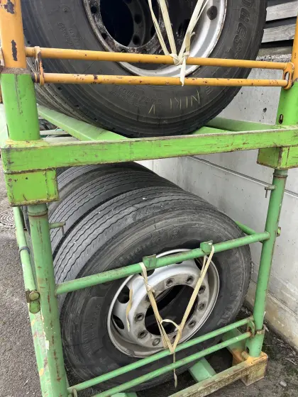 LKW-Reifen 295/80R22.5 mit Felge