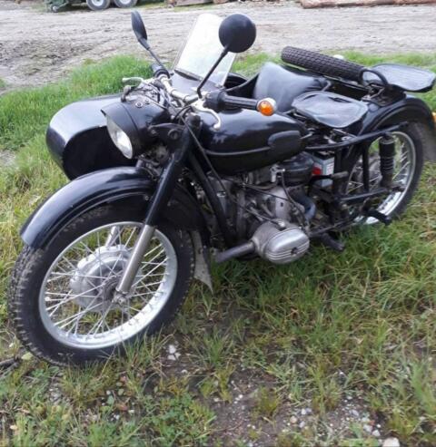 Ural mit Beiwagen