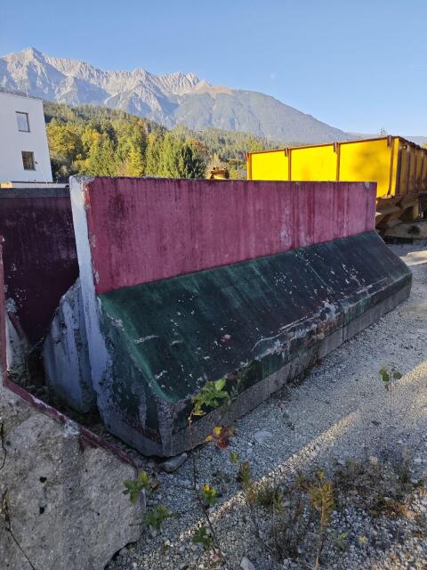 Betonwände 5 m lang, 1,75 m hoch und 0,80 m breit