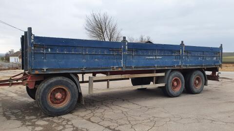 3-Achsanhänger 8,2 m langes Plateau