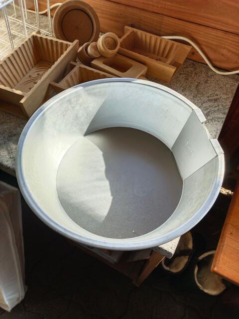 Butterformen und Entrahmungsschüssel