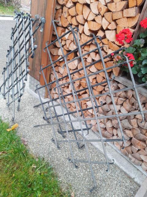 Fenstergitter mit Scharnieren, alte Handschmiedearbeit