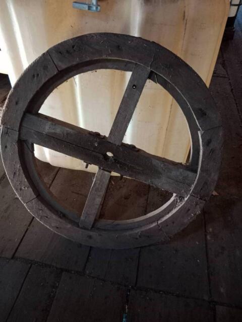 Altes Holzrad und Schlitten