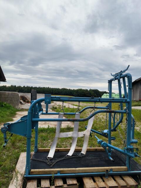 Massiver Klauenpflegestand