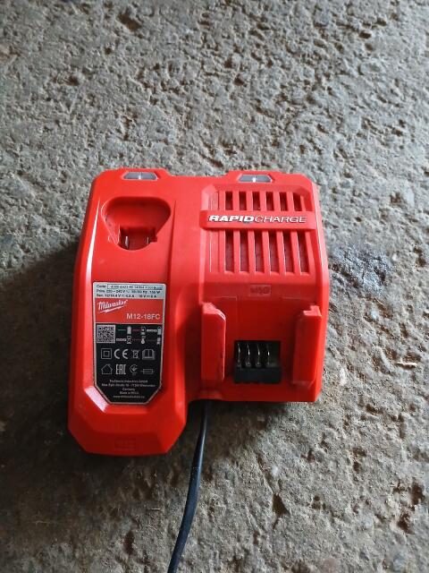 Milwaukee Ladegerät