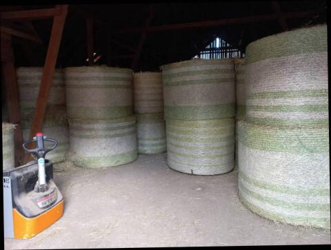 Heuballen getrocknet und belüftet