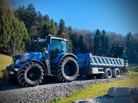 Fendt 516 mit Kipper und Kran