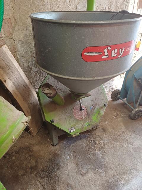 Getreidegebläse und Futtermischer mit Mühle