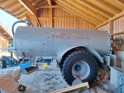 Streu-Mix 10,7 m³ Vakuumfass mit Schwanenhalsverteiler