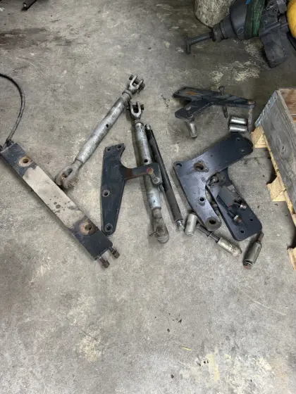 Abstützung Fronthydraulik Fendt 700 SCR/S4