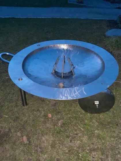 Hochwertige Feuerschale auf Rädern