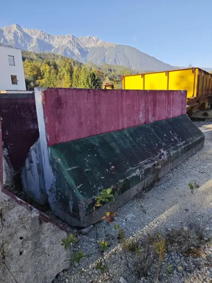 Betonwände 5 m lang, 1,75 m hoch und 0,80 m breit