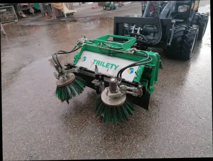 Kehrmaschine hydr. Trilety mit zwei Seitenbürsten